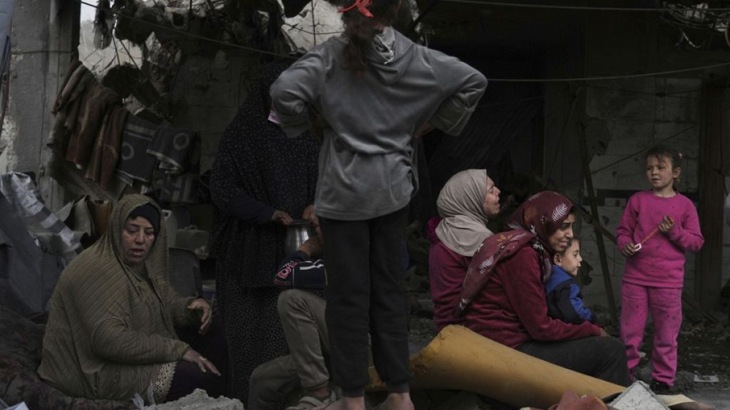 رغم الحرب والحصار.. خان يونس تتشبث بالحياة