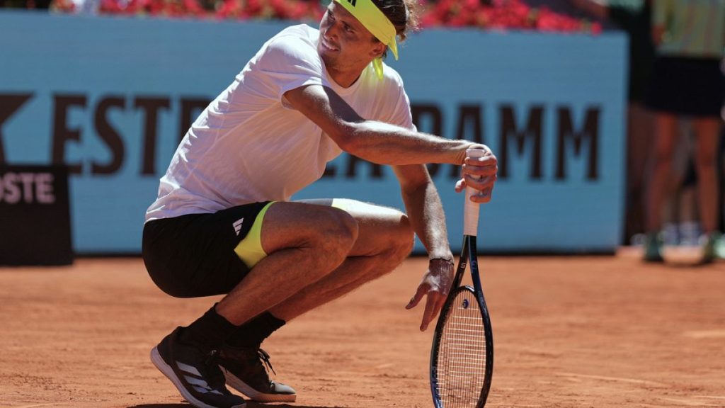 لاعب تنس يستخدم هاتفه للاعتراض على قرار تحكيمي في بطولة مدريد المفتوحة