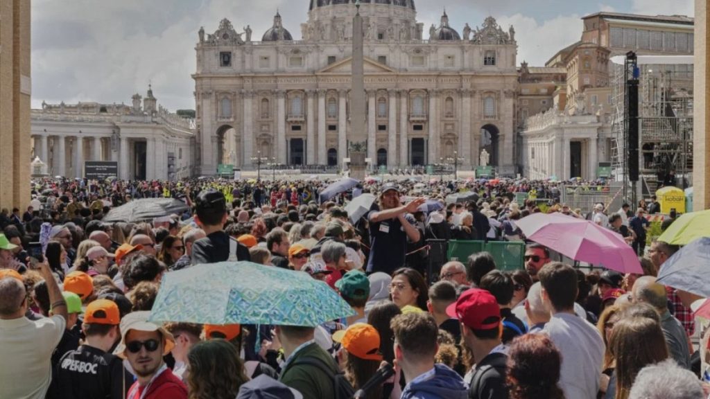 شاهد: بسبب الازدحام.. إغلاق أبواب كاتدرائية القديس بطرس في الفاتيكان أمام المعزين