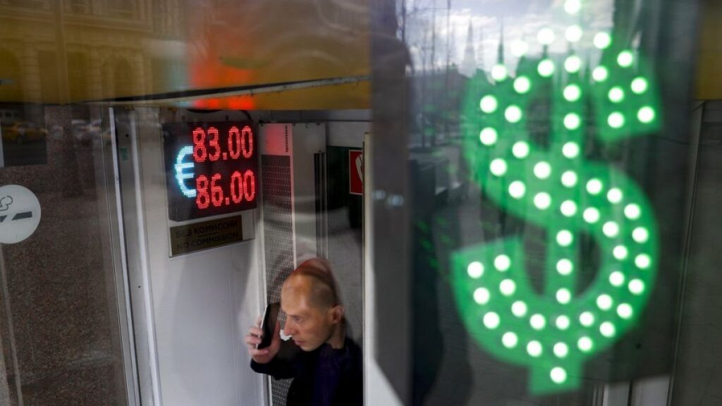 الرسوم الجمركية تطيح بالدولار الأمريكي إلى أدنى مستوياته منذ ستة أشهر