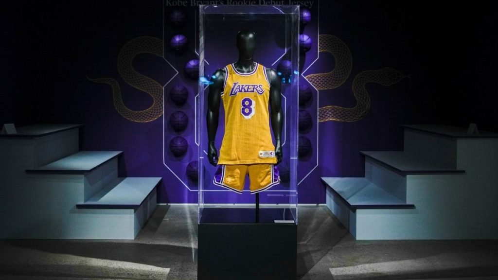 قميص أول ظهور لكوبي براينت يُباع بـ7 ملايين دولار في دار “سوثبيز” للمزادات