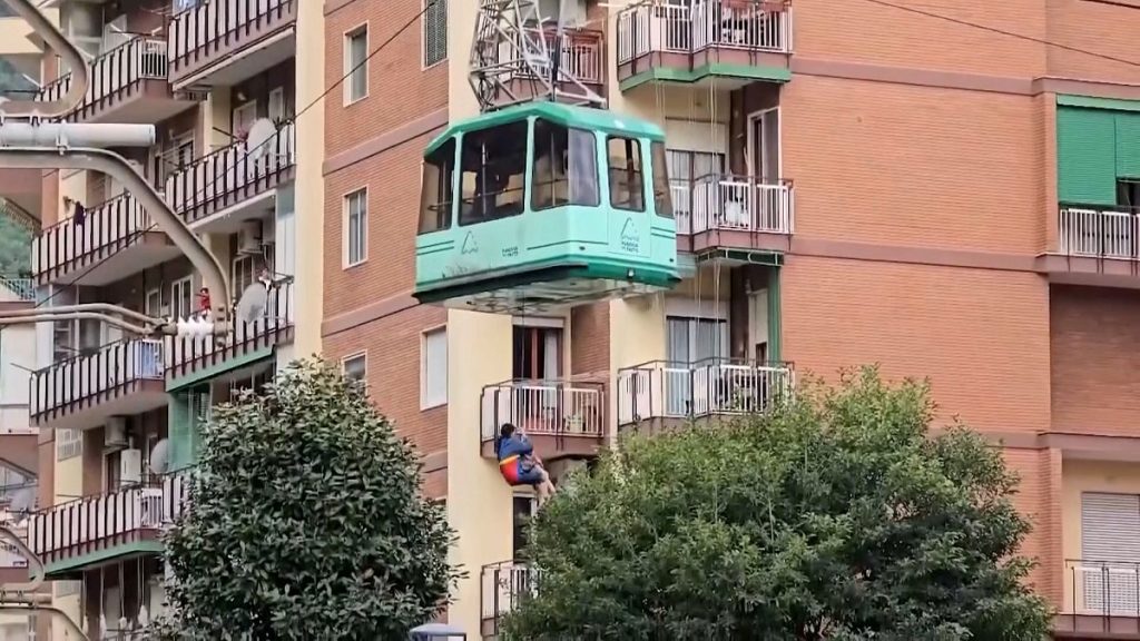 فيديو. شاهد عملية إنقاذ من حادث تحطم كابينة تلفريك في إيطاليا