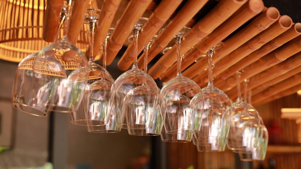 فيديو. فنان قبرصي يوازن 416 كأساً على رأسه سعيا لدخول موسوعة غينيس