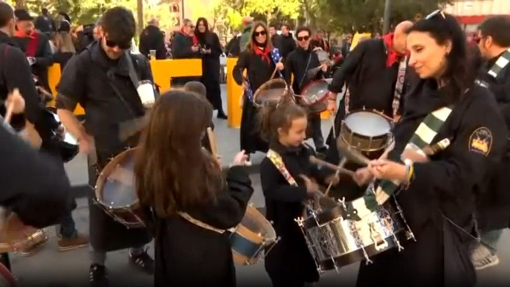 فيديو. سكان مدينة هيلين الإسبانية يستقبلون عيد الفصح بقرع الطبول