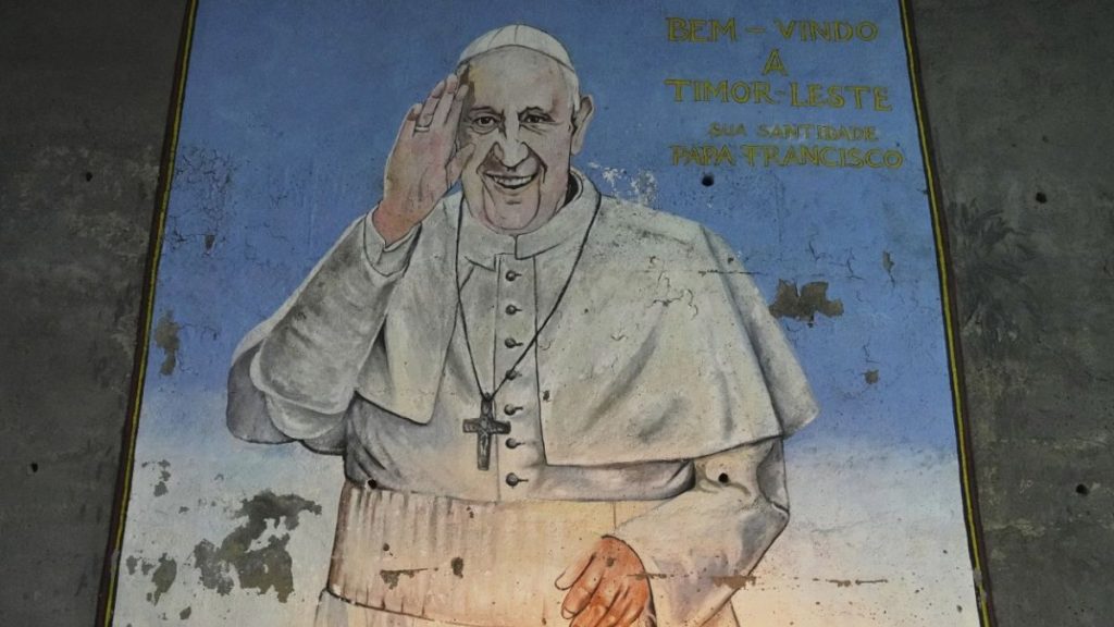 شاهد: الرئيس الفرنسي وزوجته يلقيان النظرة الأخيرة على جثمان البابا فرنسيس