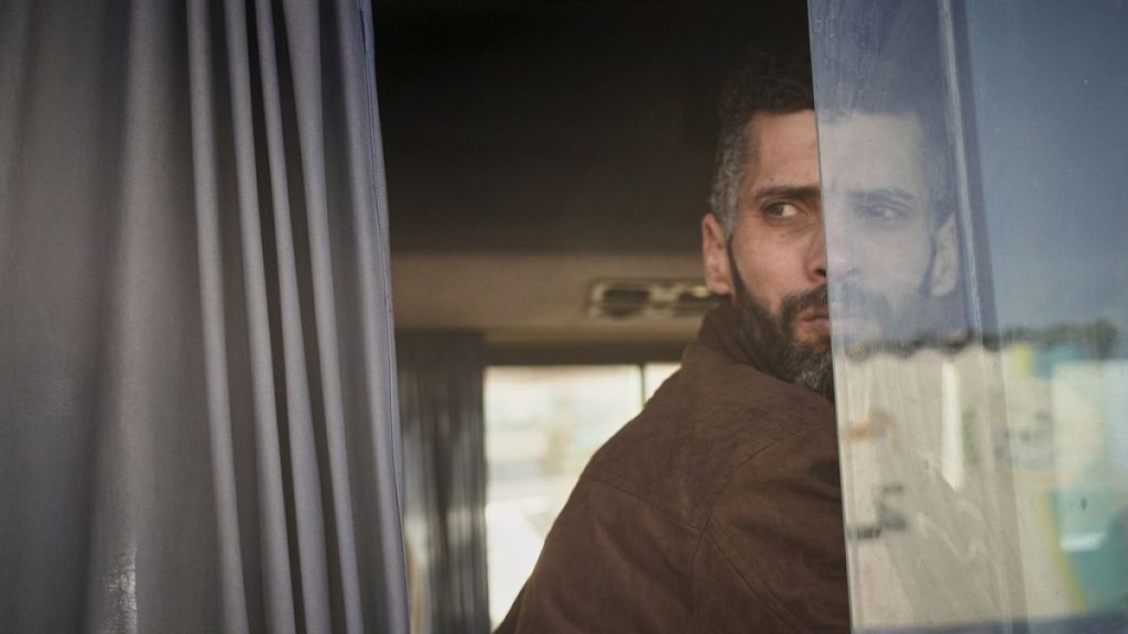 أسرى فلسطينيون سابقون: “نبقى في غزة لتأكلنا الكلاب ولا نعود للسجن دقيقة واحدة”
