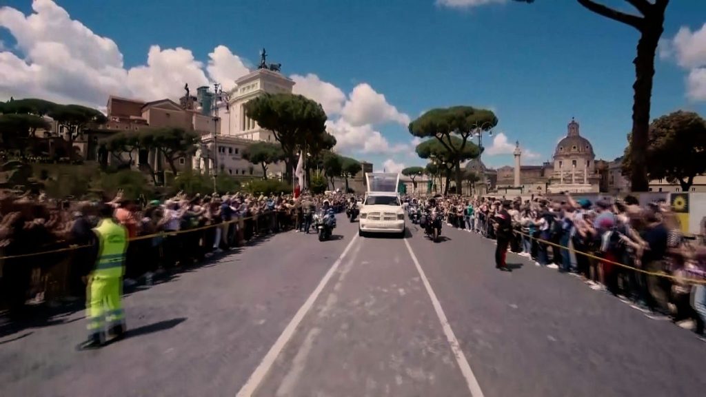 فيديو. قرابة 300,000 شخص ألقوا نظرة الوداع الأخيرة على نعش البابا فرانسيس في روما