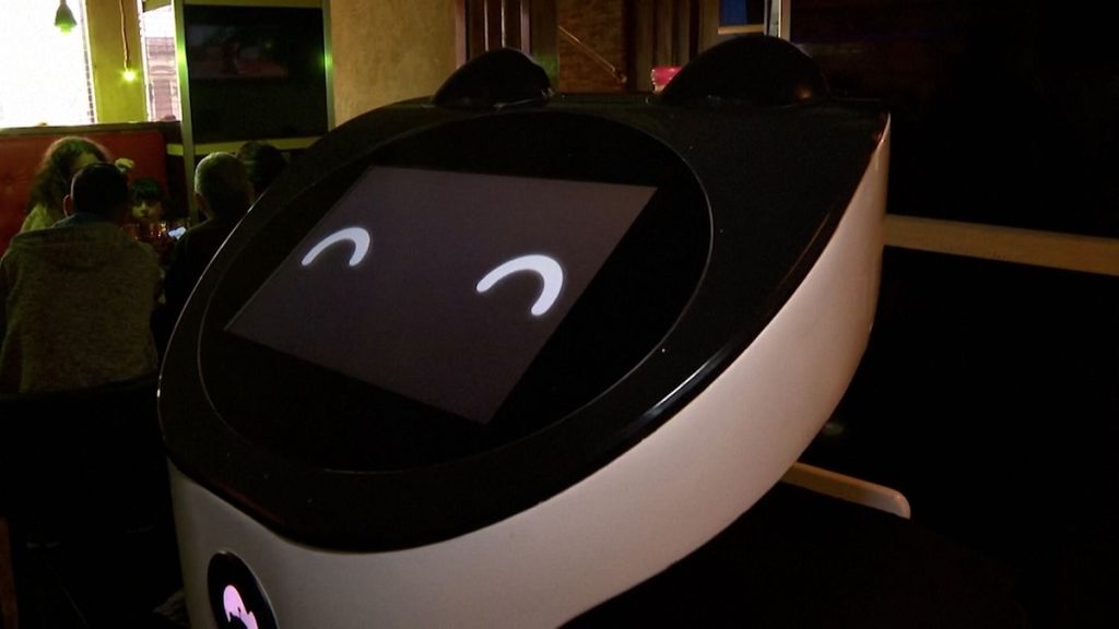 فيديو. تجربة طعام فريدة في قلب هافانا: نادل آلي يقدّم الطعام للزبائن!