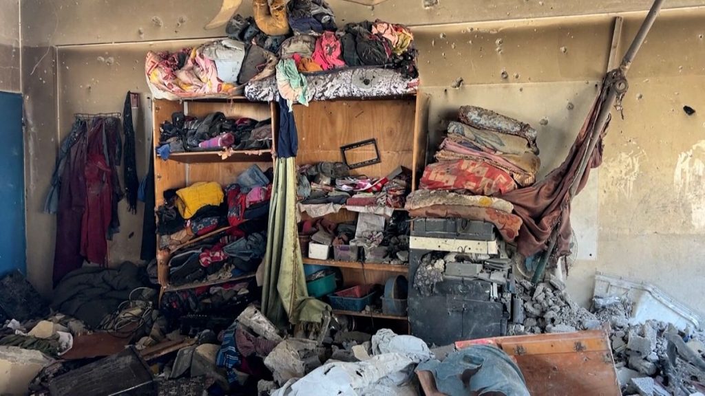 فيديو. مدرسة تأوي نازحين تتحول إلى ركام بسبب غارة إسرائيلية على جباليا في شمال غزة