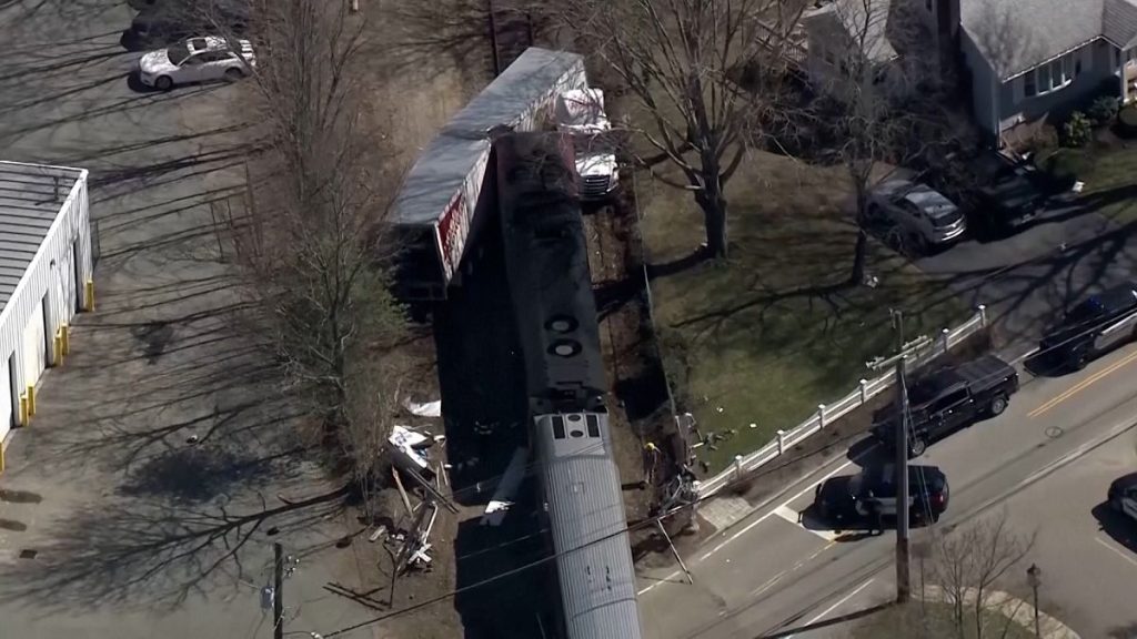 فيديو. قطار يصطدم بشاحنة مهجورة في ماساتشوستس
