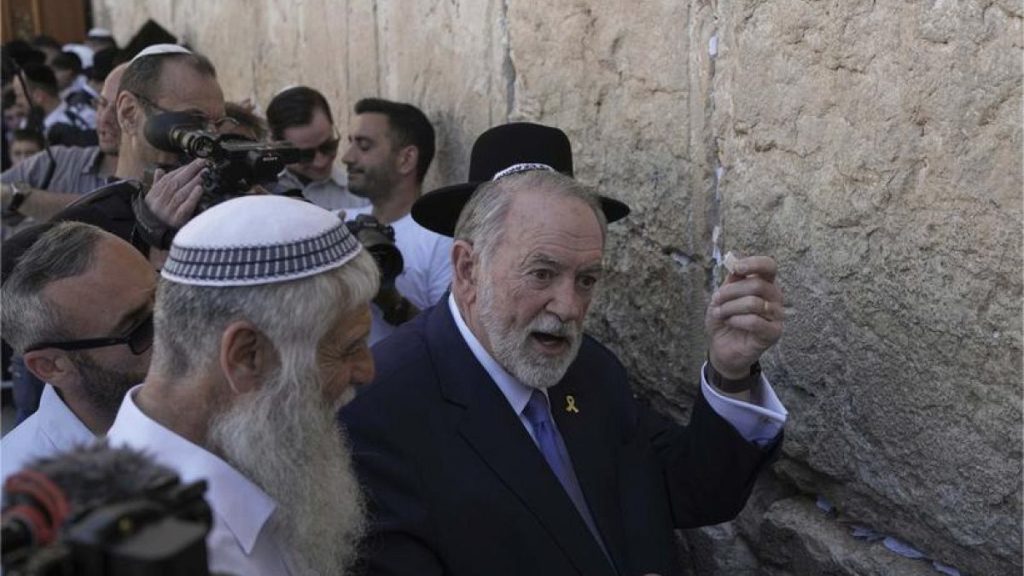 سفير أمريكا لدى إسرائيل يضع رسالة من ترامب في حائط البراق ويدعو لتحقيق السلام