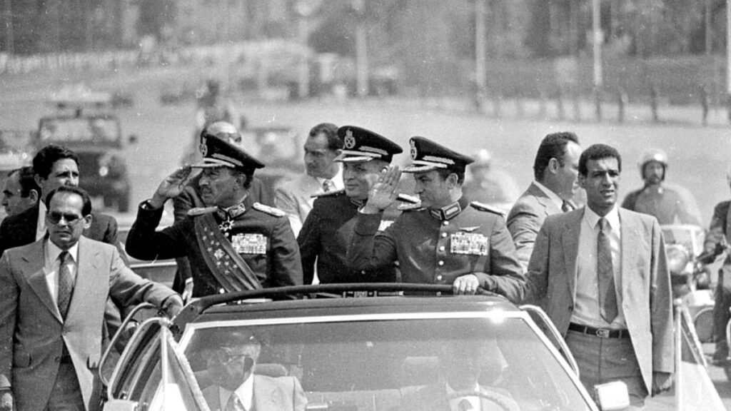 إعادة تداول فيديو اغتيال السادات يثير نظريات مؤامرة وجدلًا واسعًا عبر الشبكة