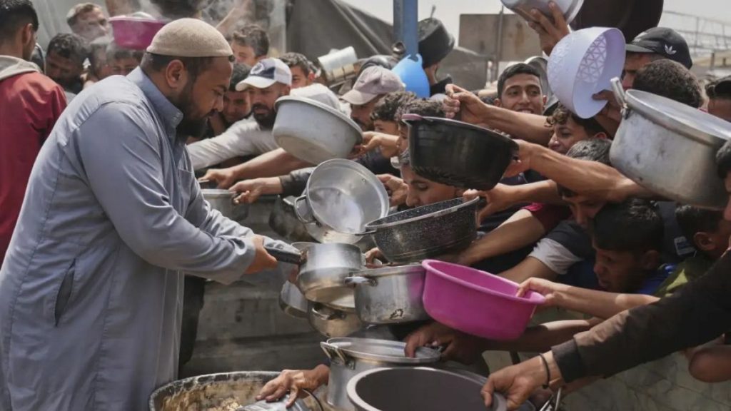 غزة تحت القصف والمجاعة تهدد السكان وسط تحركات سياسية مكثفة