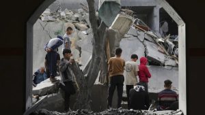 الغارديان” عن عاملين في المجال الإنساني في قطاع غزة: “المجاعة باتت أشد من الغارات