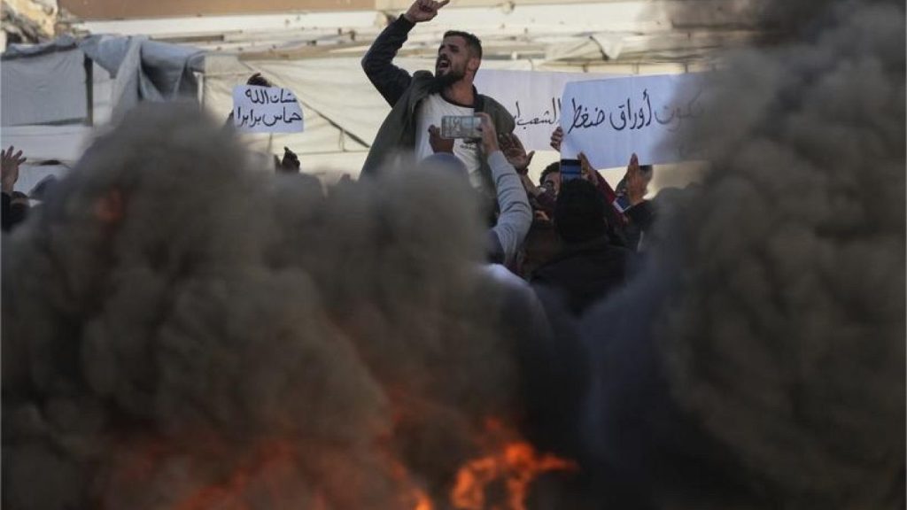 مقتل وجرح 98 فلسطينياً بغارات إسرائيلية على غزة وحماس تبحث وقف إطلاق النار في القاهرة