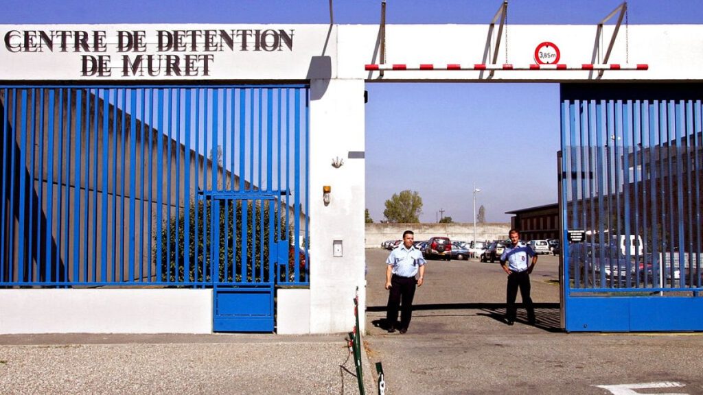 حريق يستهدف أحد السجون بجنوب فرنسا ووزير العدل يصف تصاعد الهجمات بالعمل الإرهابي