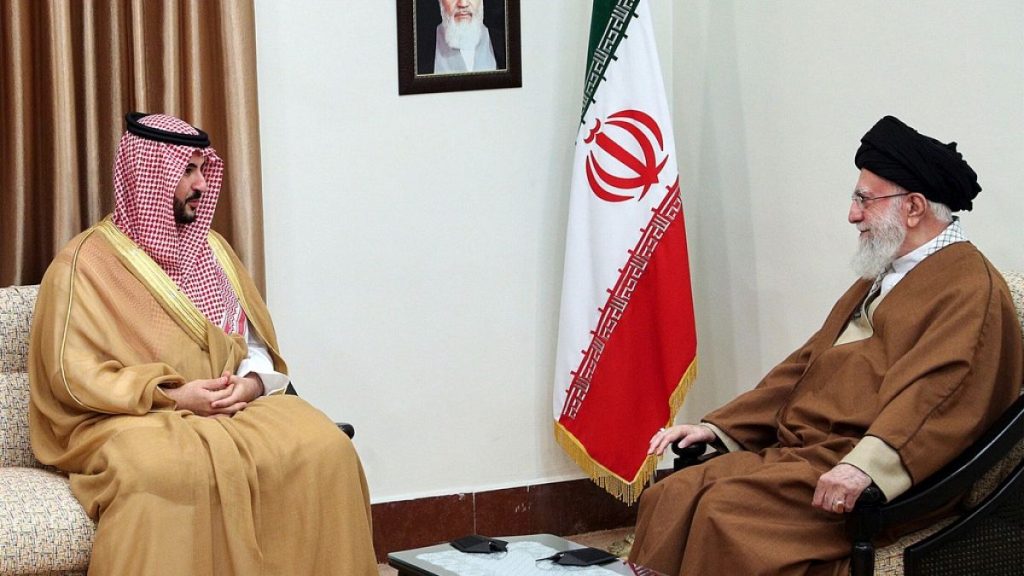 في زيارة لافتة إلى طهران… وزير الدفاع السعودي يلتقي خامنئي ويسلمه رسالة من الملك سلمان