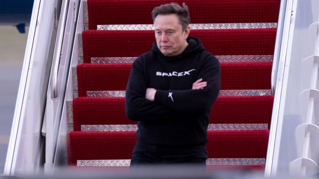 ماسك يصف مستشار ترامب بـ”الأحمق” بعد خلاف علني حول الرسوم الجمركية