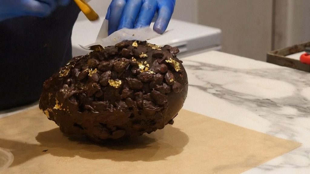 فيديو. بيض عيد الفصح الفاخر مستوحى من شوكلاتة دبيّ والثمن… سبعون يورو