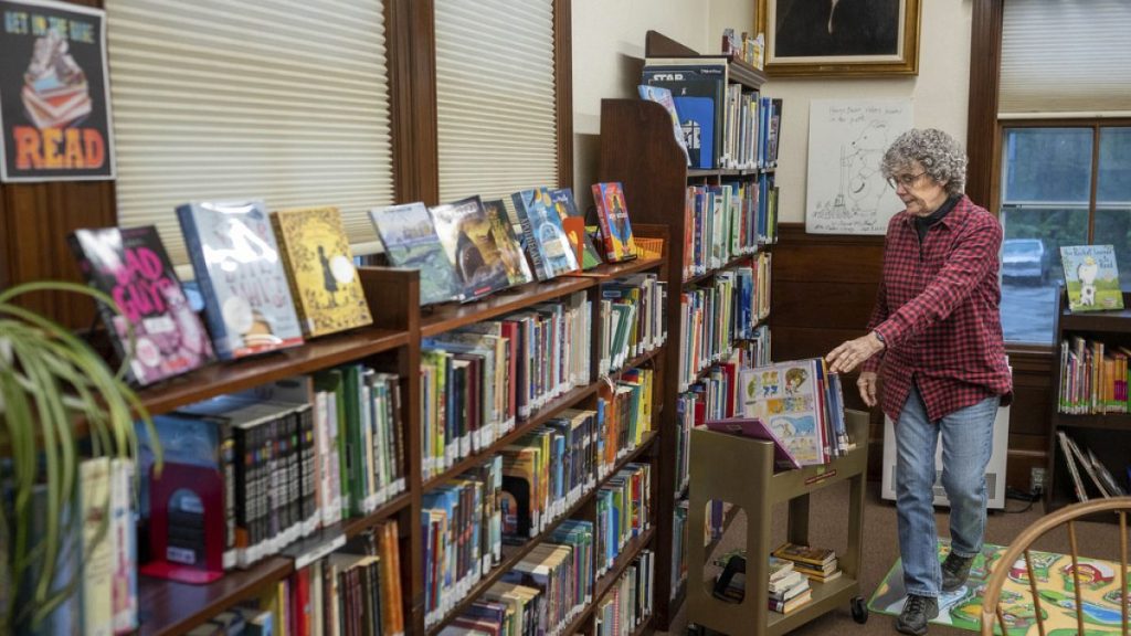 سكان تشيلسي يصنعون سلاسل بشرية لمساعدة صاحبة مكتبة على نقل أكثر من 9 آلاف كتابًا نحو موقع جديد