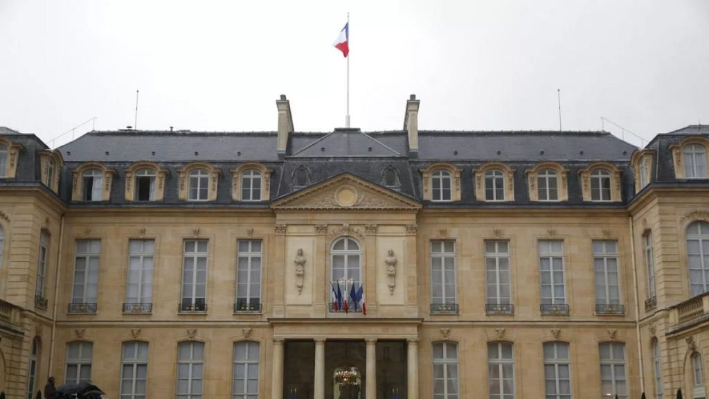 باريس تُعلن طرد 12 موظفًا من الطاقم الدبلوماسي والقنصلي الجزائري ردًا على إجراءات اتخذتها الجزائر