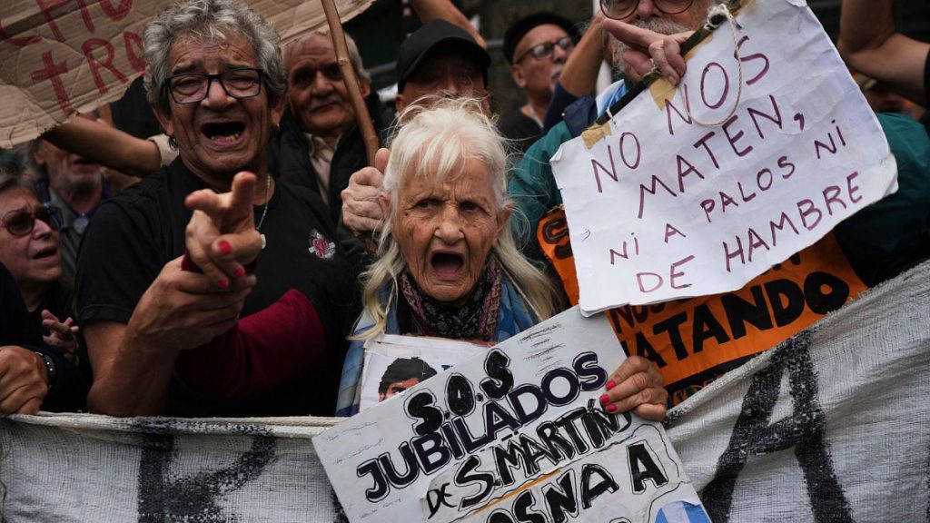 فيديو. النقابات العمالية الأرجنتينية تحتشد في بوينس آيرس قبيل انطلاق الإضراب الوطني