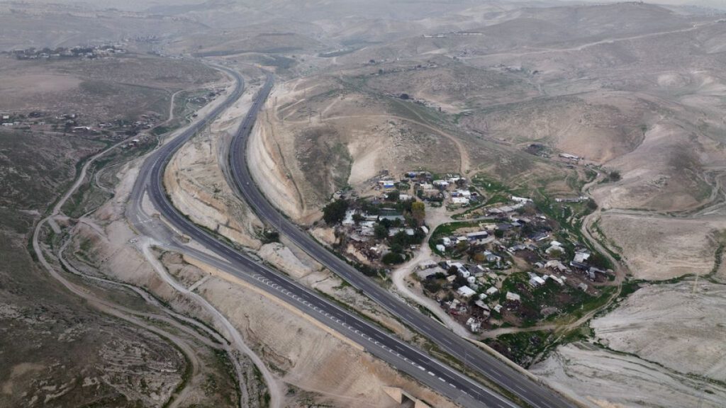 شاهد: القوات الإسرائيلية تهدم منزلي شقيقين في رام الله