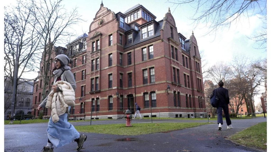 ترامب: هارفرد مهزلة وتعلّم الكراهية والغباء