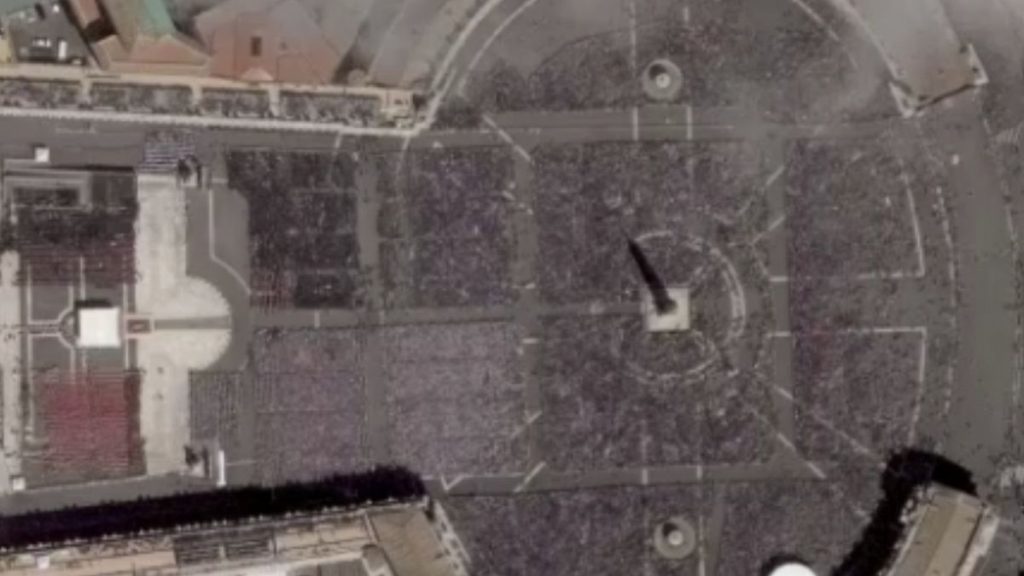 فيديو – صور الأقمار الصناعية توثّق حجم الحضور في وداع البابا فرنسيس