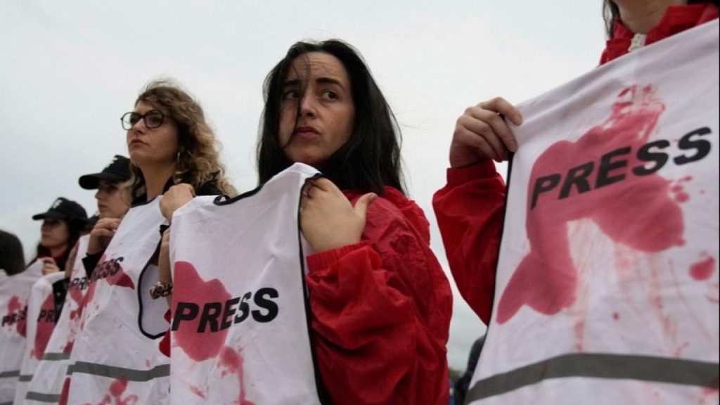 رحلت فاطمة حسونة وبقيت أعمالها.. مقتل مصورة فلسطينية بعد يوم من اختيار فيلمها الوثائقي لمهرجان “كان”