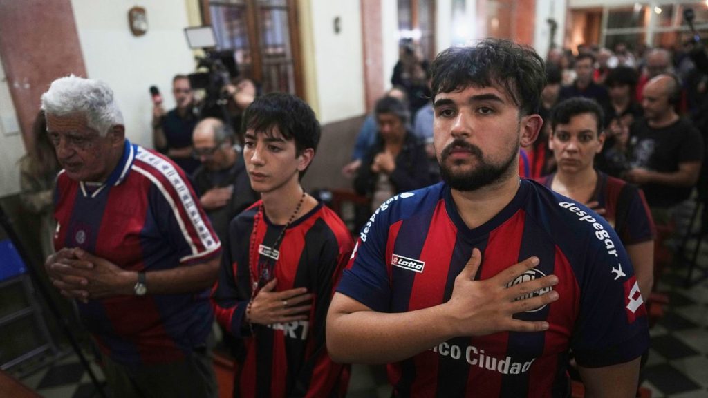 فيديو. جماهير سان لورينزو لكرة القدم تكرم البابا فرنسيس بقداس تذكاري في بوينس آيرس