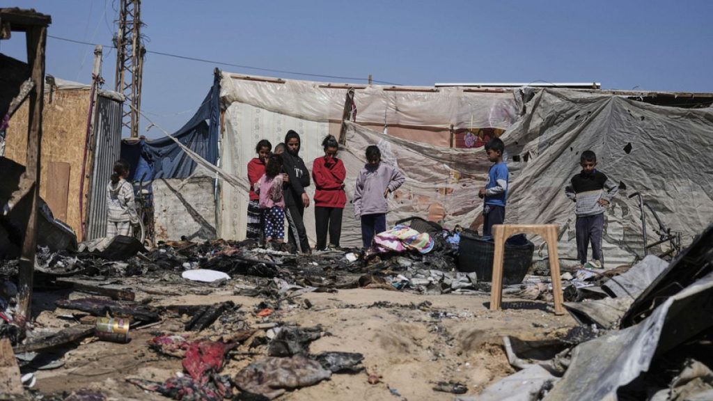 مقتل 16 فلسطينيا على الأقل في غارة إسرائيلية على خيام للنازحين في خان يونس