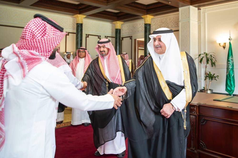 أمير تبوك يستقبل وكلاء ومنسوبي الإمارة بمناسبة عيد الفطر المبارك