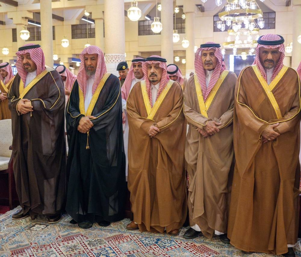 أمير الرياض يؤدي صلاة الميت على الأمير عبدالله بن مساعد آل سعود