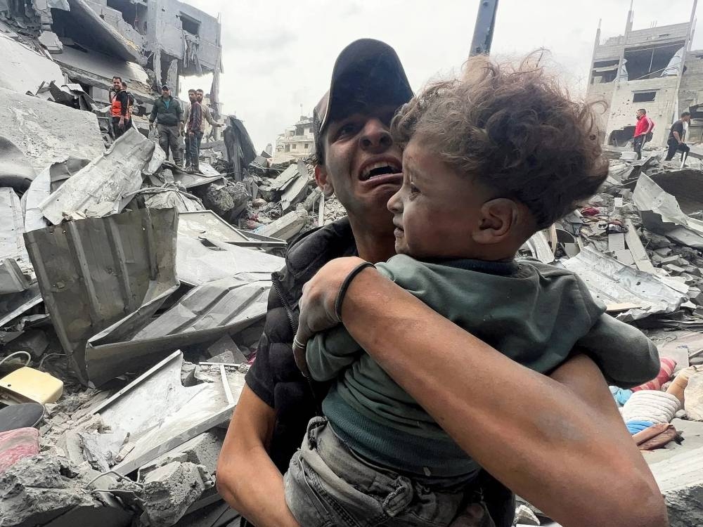 إسرائيل تكثف هجماتها على غزة.. و«الصحة الفلسطينية» تطلق نداء استغاثة