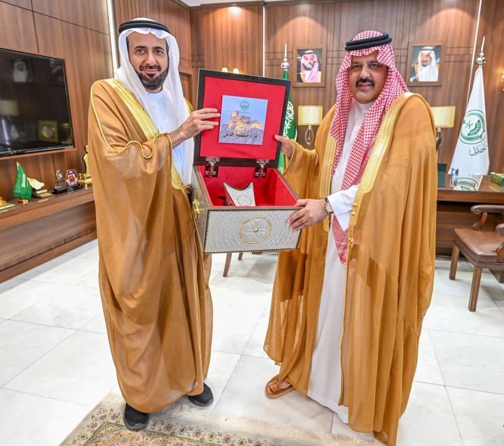 أمير حائل يكرّم وزير الحج بـ«هدية من الذاكرة».. تعرّف على قصتها