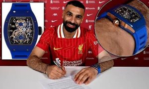 «ساعة محمد صلاح» تسرق الأضواء.. تفاصيل مذهلة وقيمة خيالية