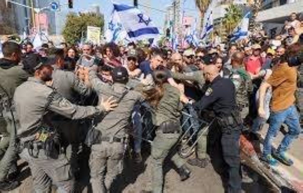 بعد عرائض قوات البحرية والاحتياط.. 100 ألف إسرائيلي يعارضون الحرب في غزة