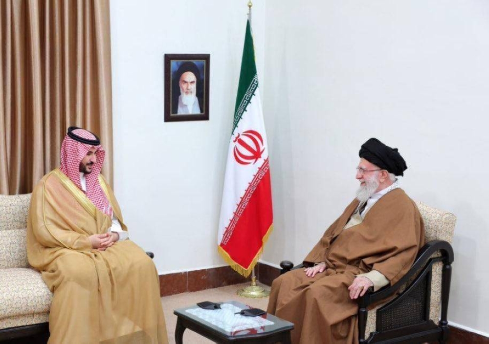 ماذا قال خامنئي والرئيس الإيراني خلال لقائهما وزير الدفاع السعودي؟
