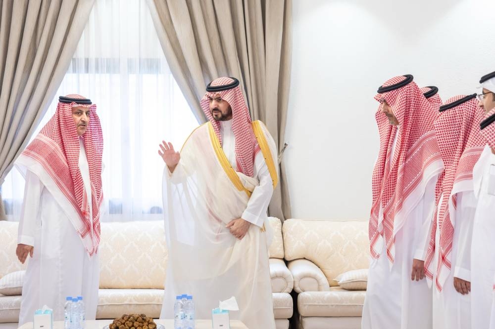 نائب أمير الشرقية يعزي أسرة الثميري في وفاة والدتهم