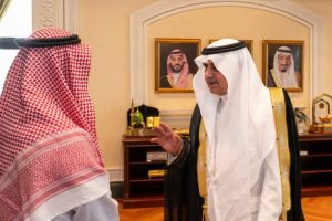 أمير تبوك يستقبل المواطن ناصر العسيري الذي تنازل عن قاتل شقيقه لوجه الله