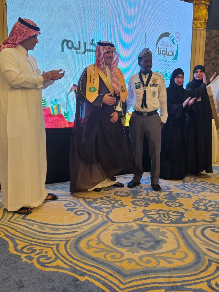 «كشافة مكة» تقلد أمين العاصمة المنديل الجديد