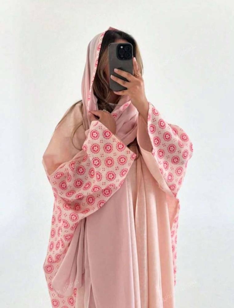 المصممات السعوديات يخترن الأقمشة الهندية لعبايات هذا العام