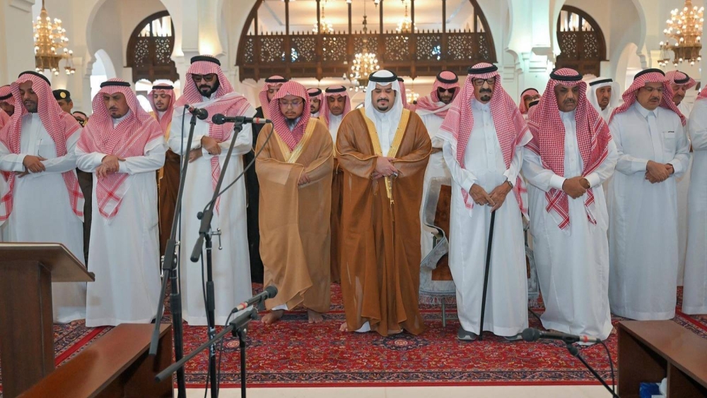 محمد بن عبدالرحمن يؤدي صلاة الميت على عالية الدويش