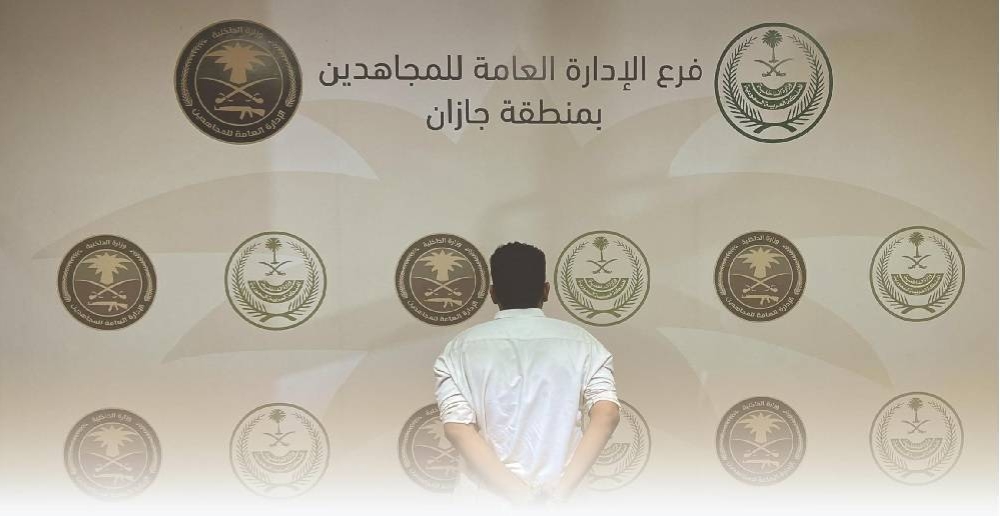 «دوريات المجاهدين» بجازان تقبض على مواطن لنقله 10 مخالفين