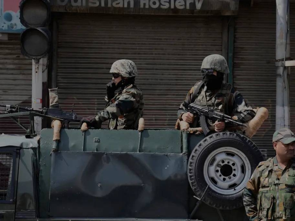 في رد مماثل على نيودلهي.. إسلام أباد تغلق الحدود والمجال الجوي وتطرد الدبلوماسيين