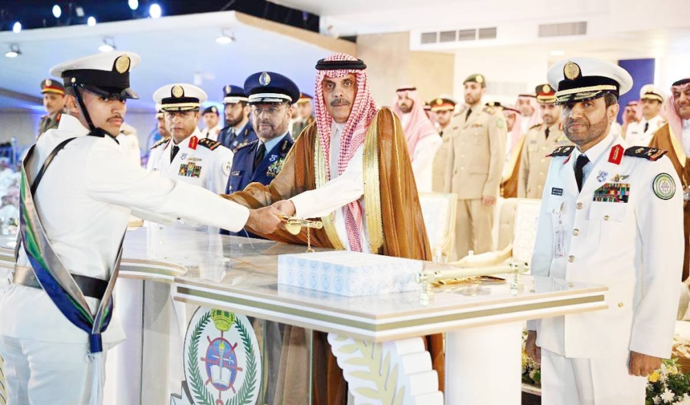 نيابةً عن وزير الدفاع.. عبدالرحمن بن عياف يرعى تخريج «البحرية»