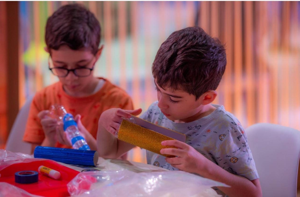 ورشة «المصباح الكهربائي» تُشعل فضول الصغار في «الشارقة القرائي للطفل»
