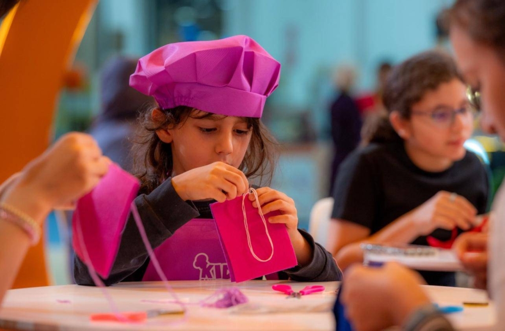 «الزمن الجميل».. تُعيد للصغار ذكريات الآباء والأجداد في «الشارقة القرائي للطفل»