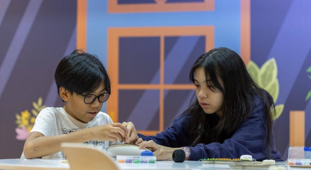 ورشة «فنّ الرسم بالخيوط» تُطلق خيال الأطفال لنسج لوحات لشخصياتهم المفضّلة